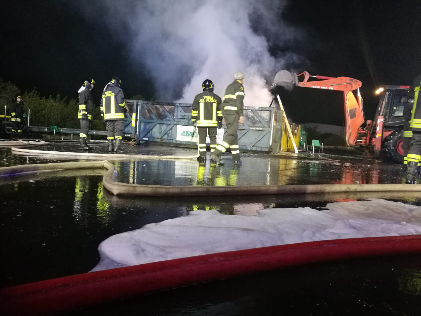 Bruciano tre auto ed esplode una bombola a Caltanissetta