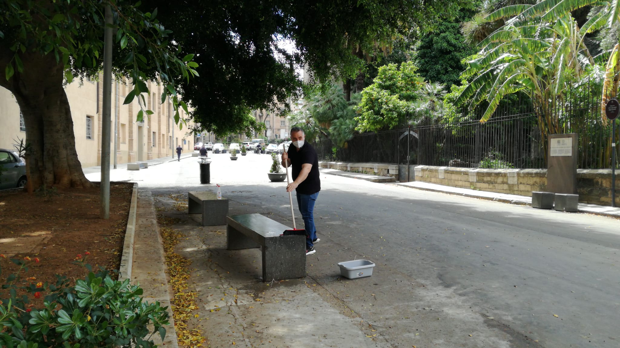 I cittadini ripuliscono l’area pedonale San Giovanni degli Eremiti