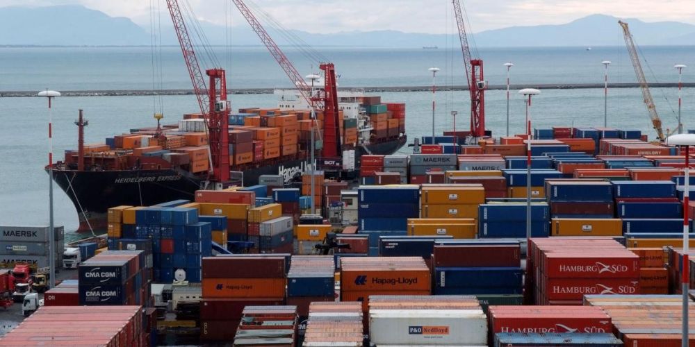 Corruzione e traffico di rifiuti al porto di Salerno, 69 misure