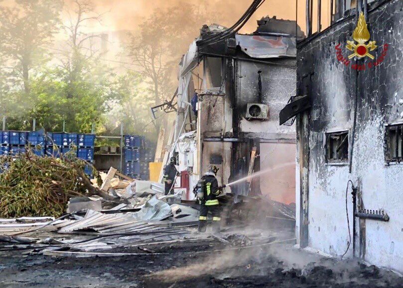 Esplosione in una fabbrica nel Napoletano, un morto e quattro feriti