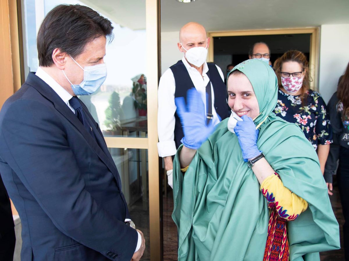 Silvia Romano “Sto bene, ora voglio stare con la mia famiglia”