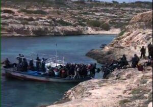 LAMPEDUSA (AGRIGENTO) (ITALPRESS) - Nuovo sbarco di migranti a Lampedusa. Un'imbarcazione con circa...