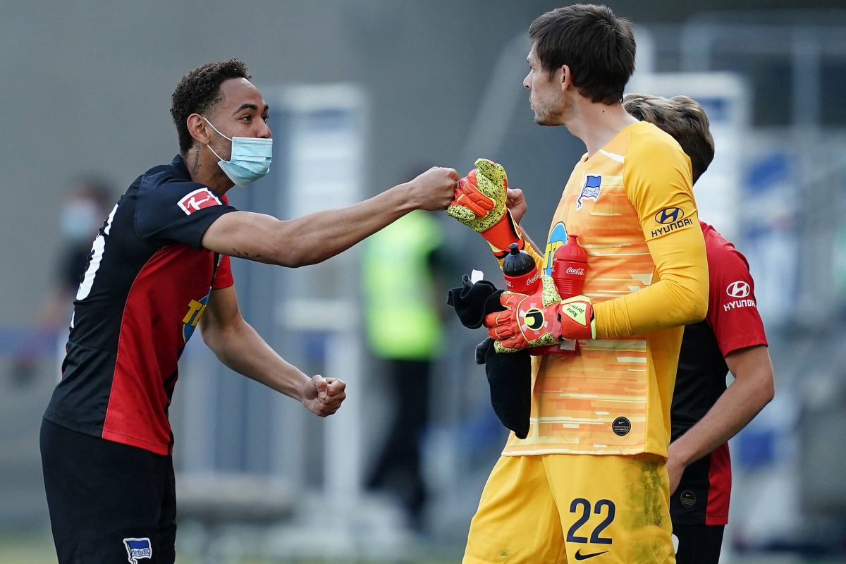 La Bundesliga riparte fra silenzi e mascherine, show Borussia Dortmund