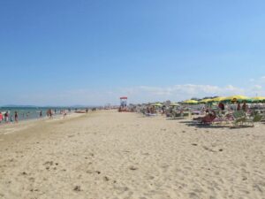 BOLOGNA (ITALPRESS) - Anticipato a sabato 23 maggio l'avvio ufficiale della stagione balneare in...