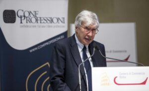 MILANO (ITALPRESS) - "Inaccettabili e superficiali. Le dichiarazioni del ministro dell'Economia...