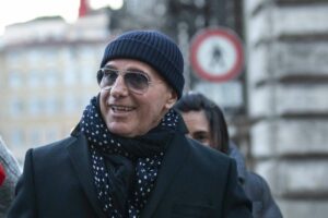 ROMA (ITALPRESS) - "Se la curva dei contagi non risale, io penso che si debba ripartire. Con un...