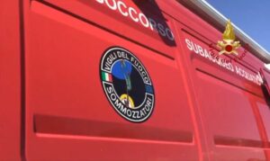 ROMA (ITALPRESS) - Un piccolo velivolo biposto e' precipitato questo pomeriggio nel fiume Tevere a...