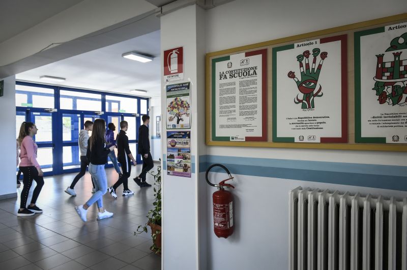 Vaccini a tutti gli operatori scolastici, l’appello dell’Anci