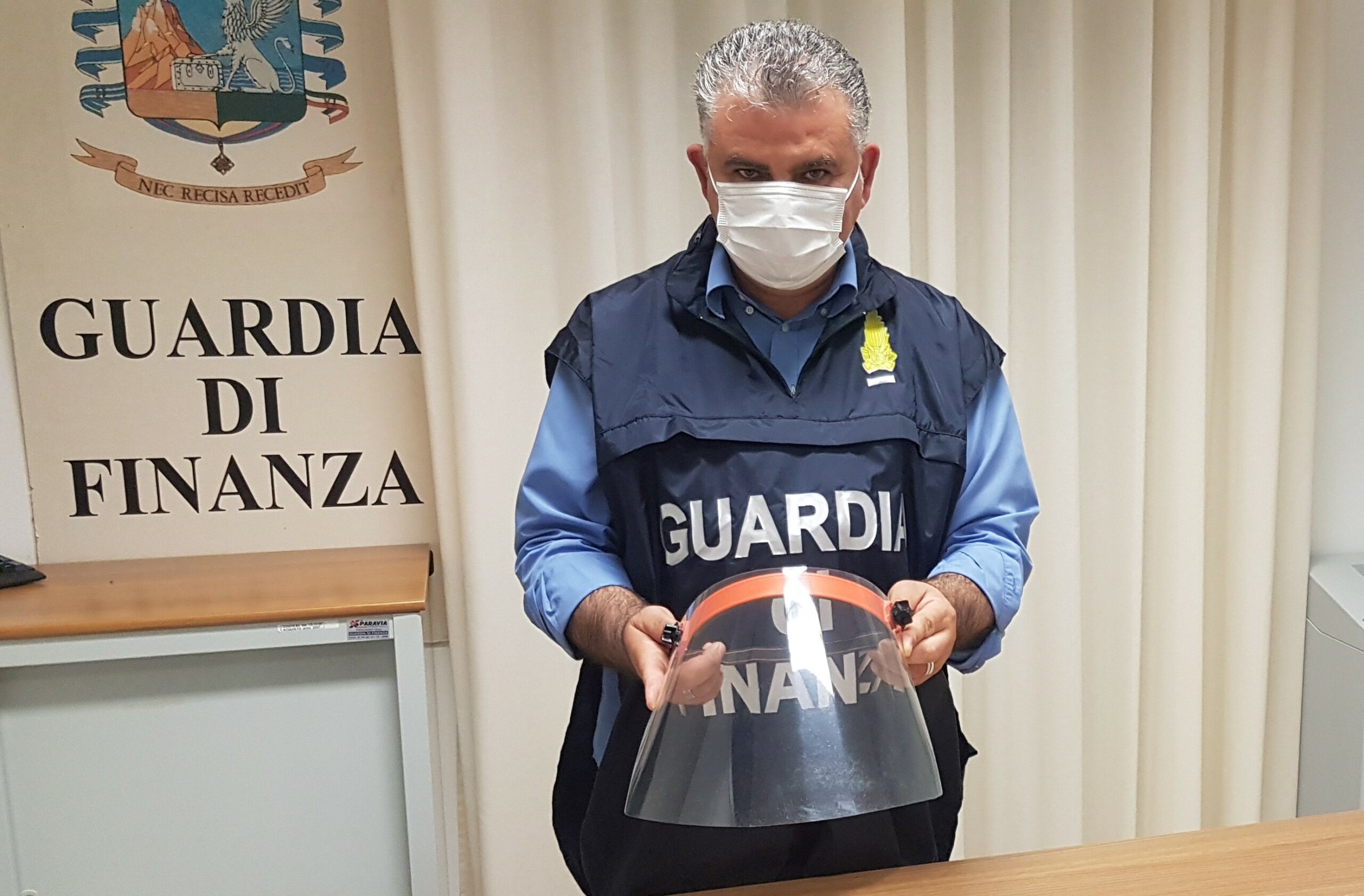 Speculazioni su dispositivi di protezione, mascherine e visiere a prezzi maggiorati