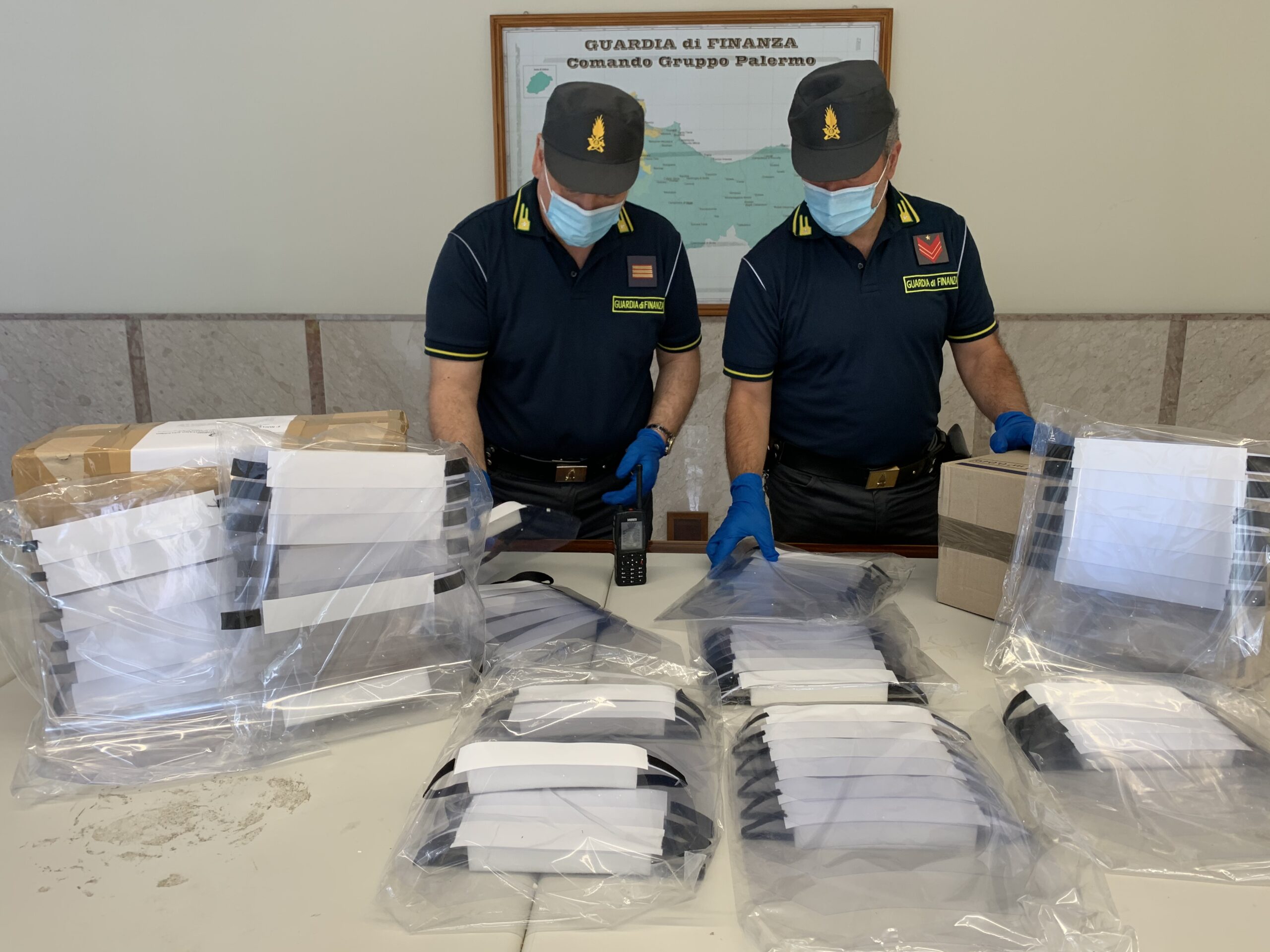 53 visiere protettive non sicure sequestrate a Palermo