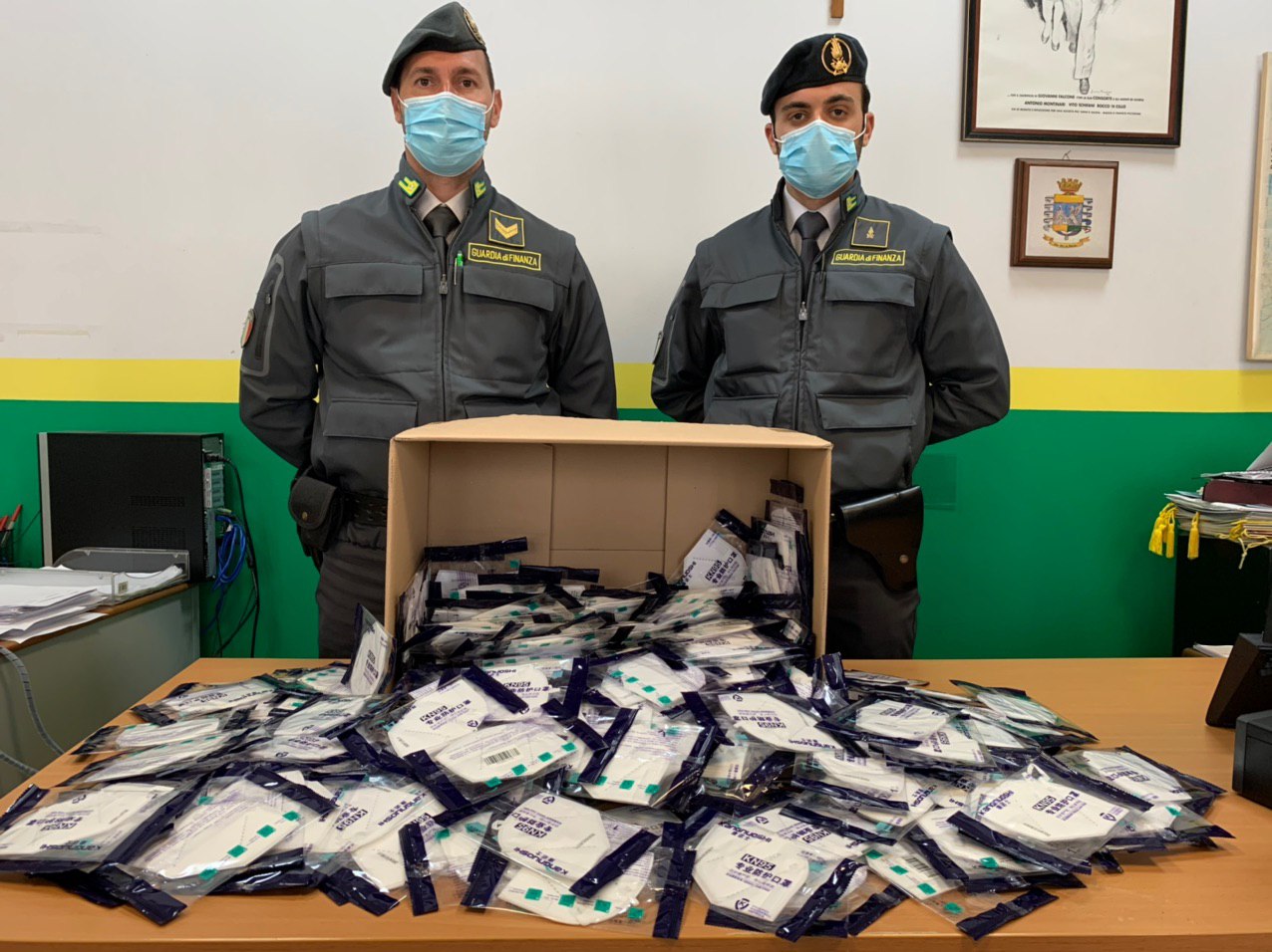 La GdF sequestra oltre 700 mascherine in una farmacia di Palermo