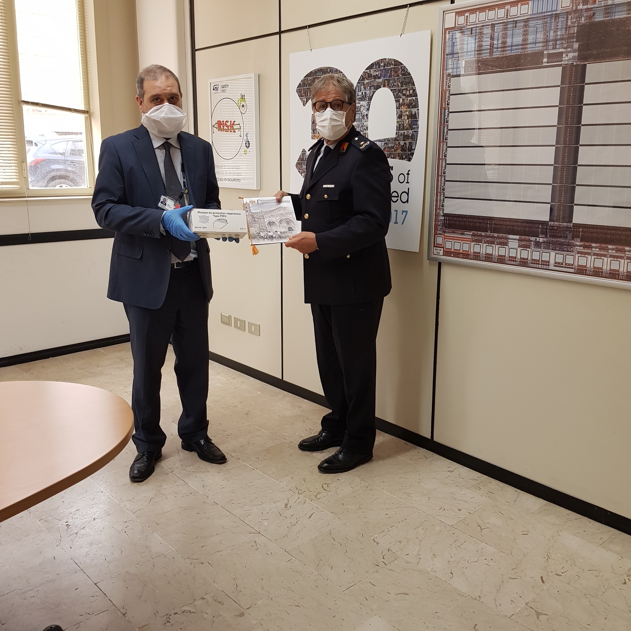 La ST Microelectronics dona mille mascherine alla polizia municipale
