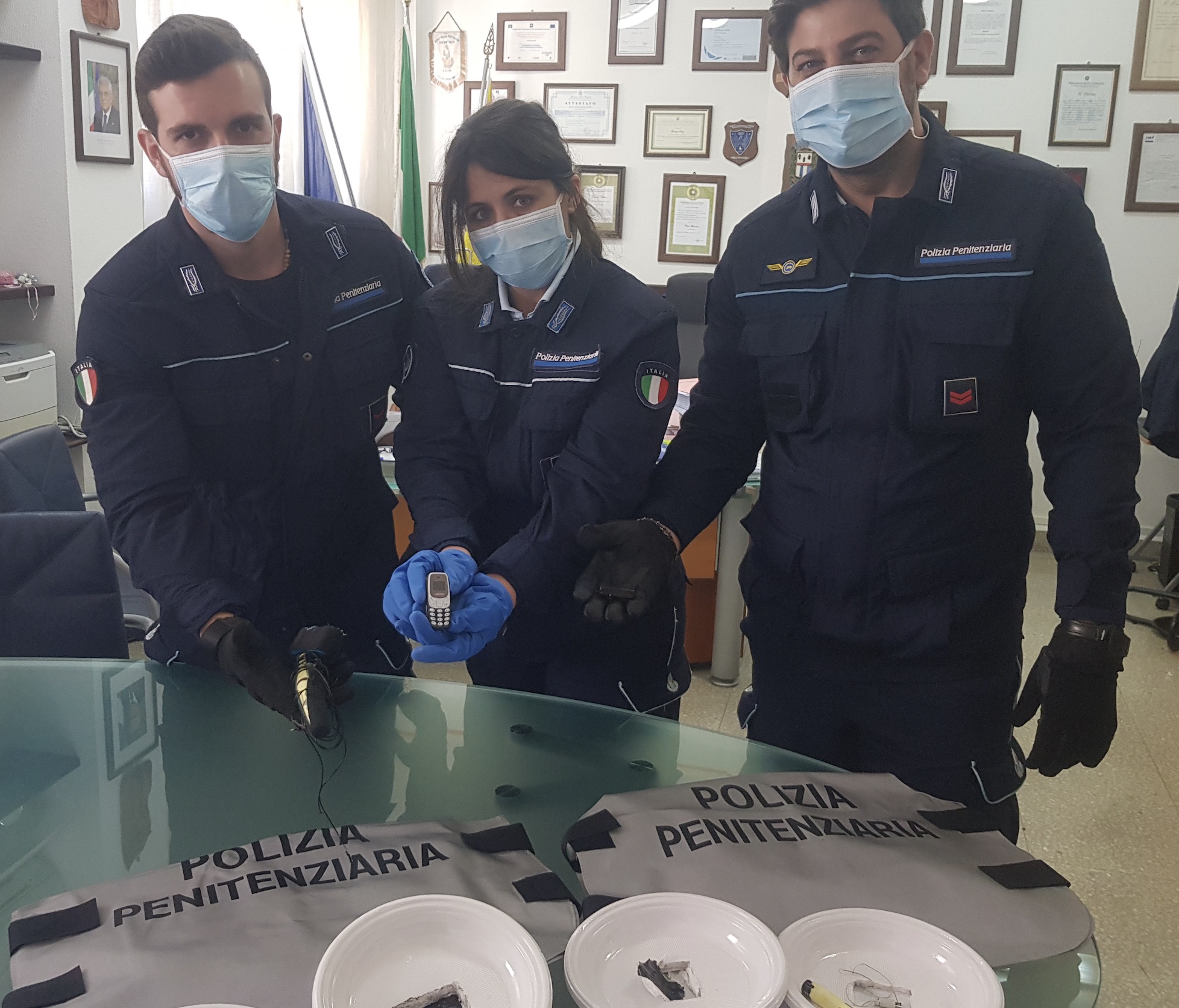 Minicellulari al carcere Pagliarelli di Palermo, detenuto ne ingoia uno: operato d’urgenza