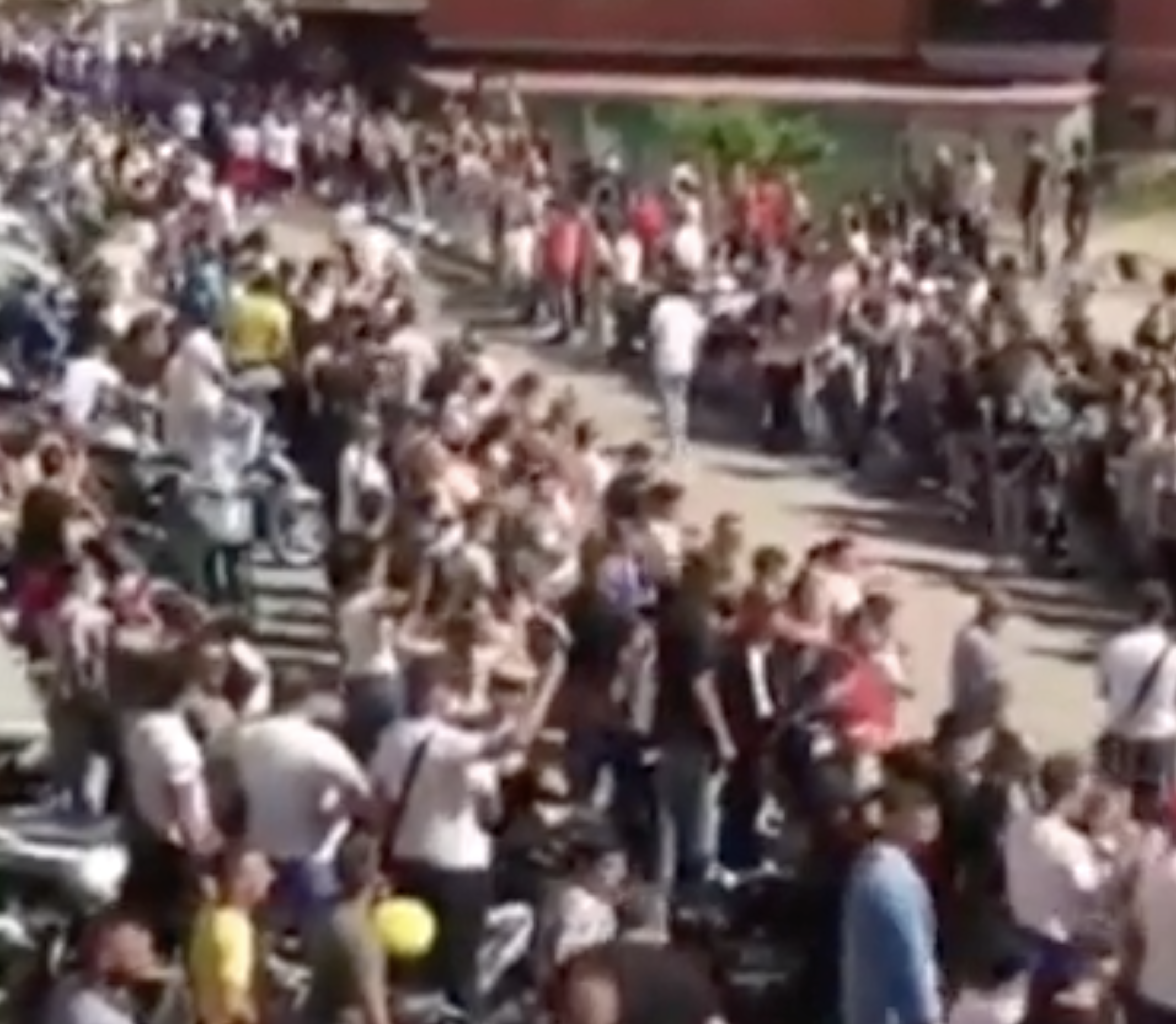 Folla al funerale del 18enne di Bonagia vittima di incidente: interviene la polizia