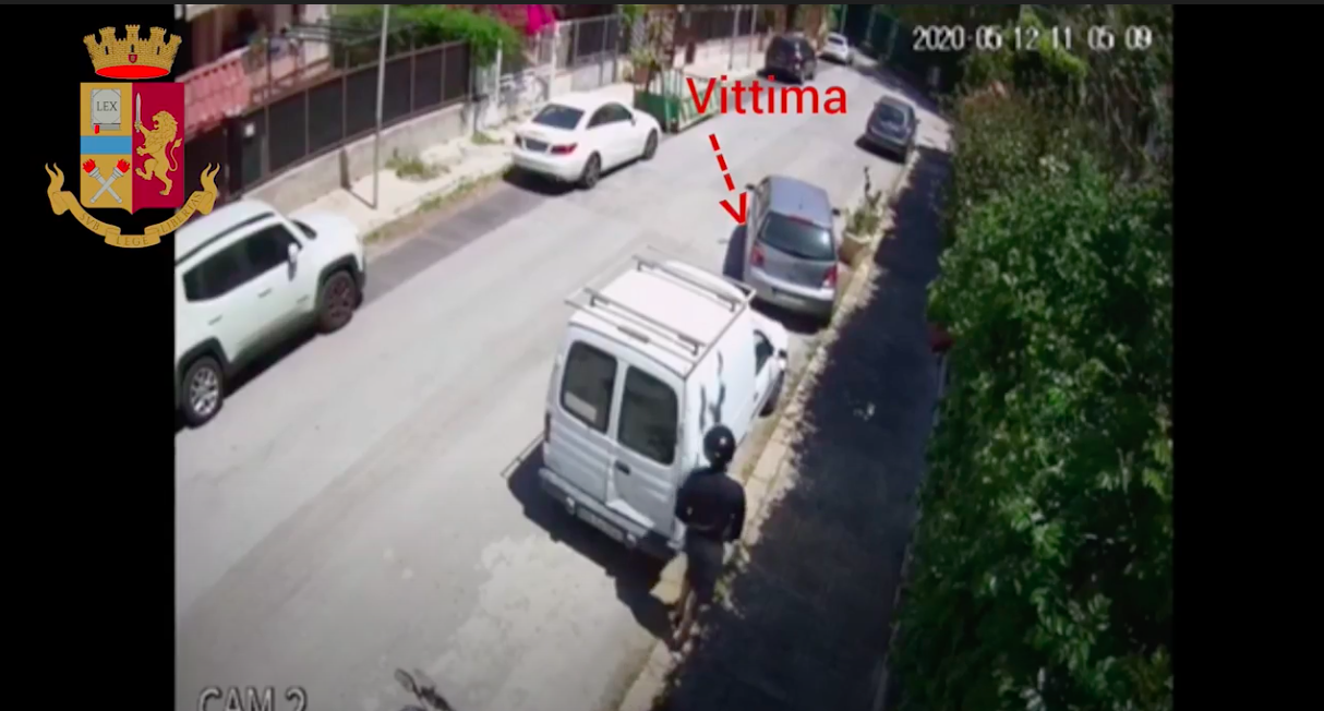 Arrestato un minore “professionista” nel rubare zaini a Mondello