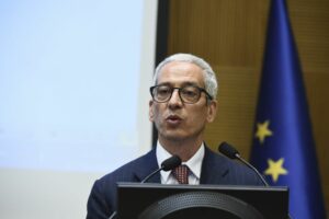ROMA (ITALPRESS) - "L'Italia e' una Repubblica democratica fondata sul lavoro. Bisogna ripartire da...