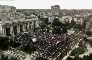 ROMA (ITALPRESS) - In migliaia hanno partecipato al sit-in in piazza del Popolo, a Roma, per la...