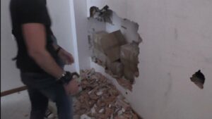 MILANO (ITALPRESS) - In un'abitazione di Milano, all'interno di un'intercapedine ricavata tra un...