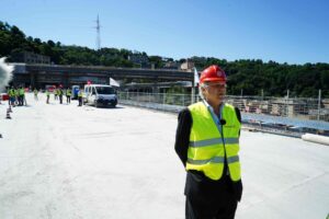 GENOVA (ITALPRESS) - Alle 9,57 di questa mattina la prima auto ha attraversato il nuovo Ponte di...