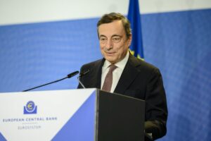 ROMA (ITALPRESS) - "Whatever it takes", la frase del 2012 di Mario Draghi che salvo' l'euro, approda...