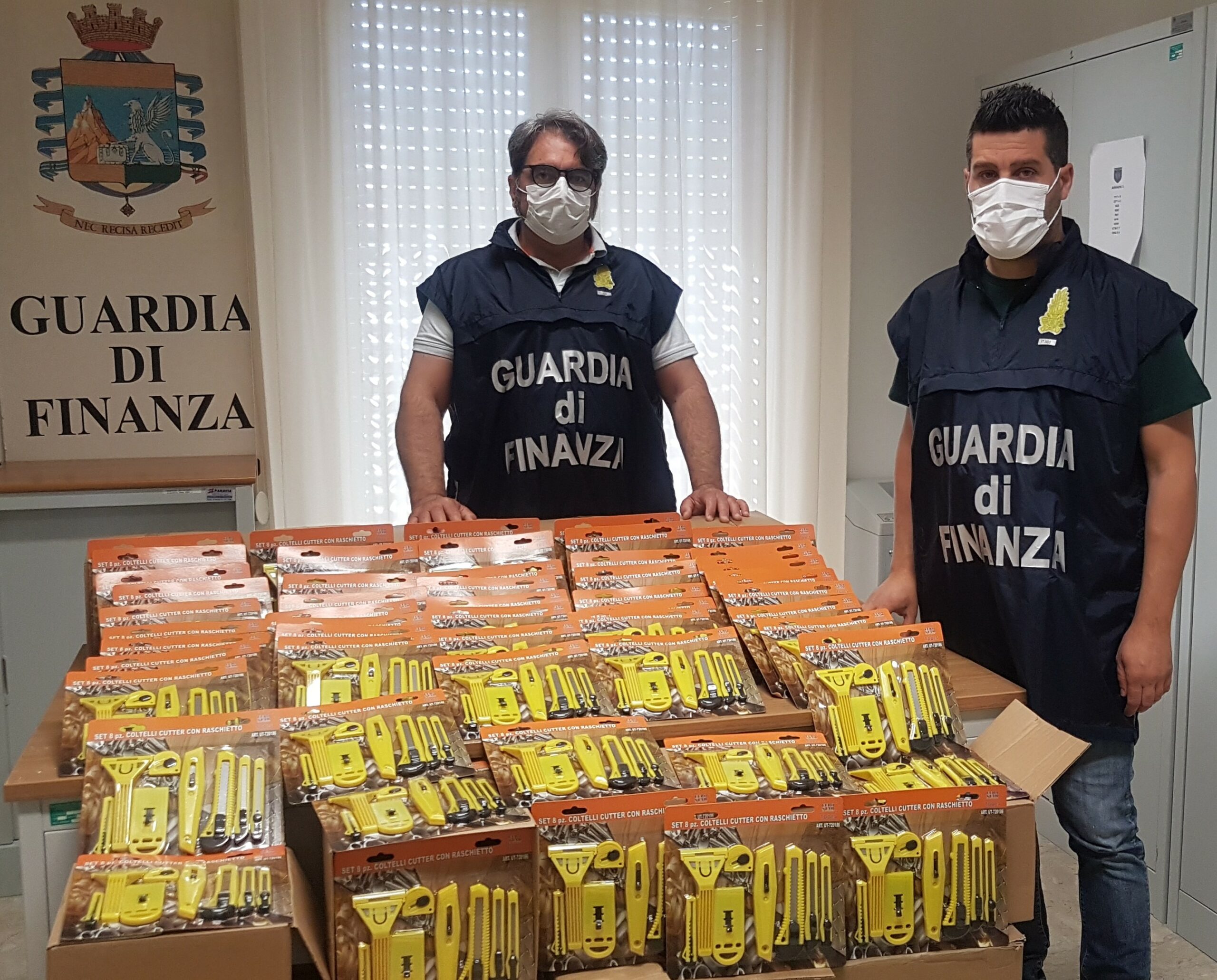 Sequestrati articoli da ufficio non sicuri nel palermitano dalla Guardia di  Finanza