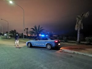 LA VISTOSA COLLANA DA RAPPER INCASTRA UNO DEI RESPONSABILI. LA POLIZIA DI STATO DENUNCIA GLI AUTORI...