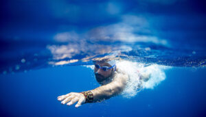 Dalla Sicilia a Malta a nuoto. Il campione olimpico maltese Neil Agius si prepara a compiere una...