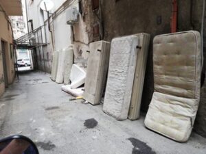 Abbandona 10 materassi in strada. La Polizia Municipale, giovedì mattina, grazie alla segnalazione...