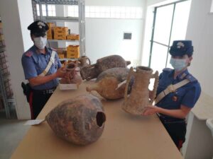 Recuperate cinque anfore antiche. Preziosi reperti archeologici databili, ad una prima analisi, tra...