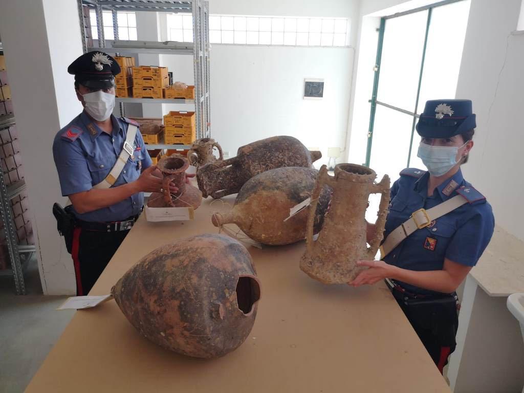 Recuperate cinque anfore antiche detenute illegalmente a Santa Flavia