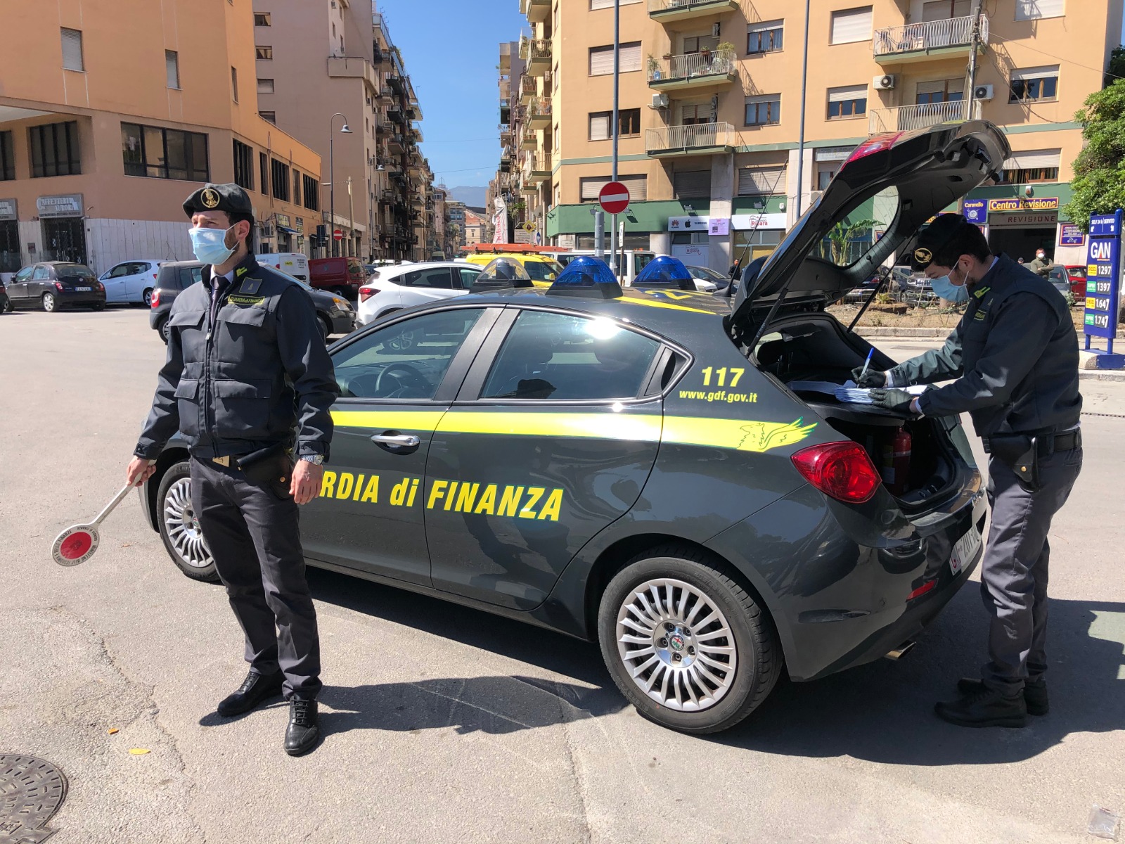 Prezzi di vendita non esposti, sanzione per negozio di Cefalù