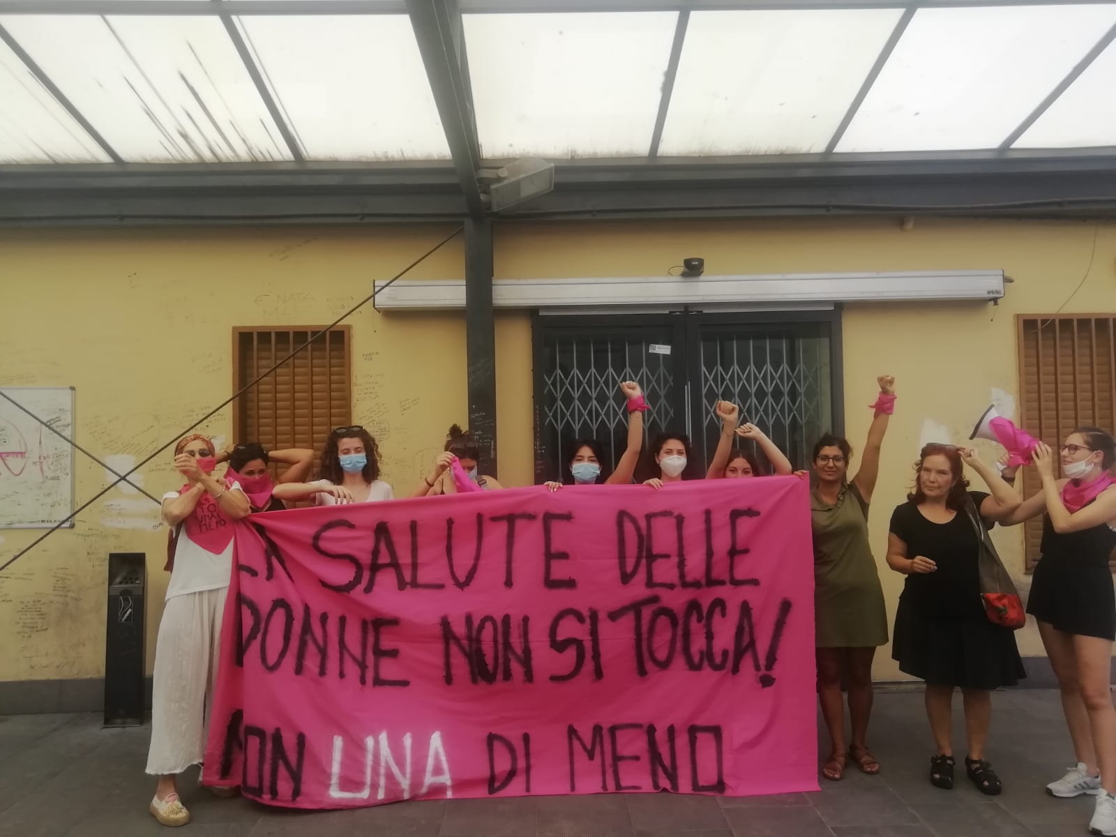 Blitz di “Non Una di Meno” al Consultorio Familiare di Catania