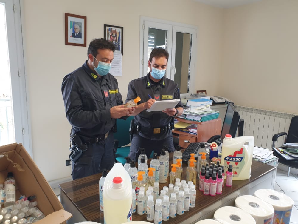 Sequestrati articoli casalinghi venduti senza autorizzazione nell’ennese