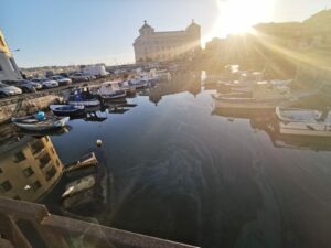 Inquinamento nel porto piccolo di Siracusa