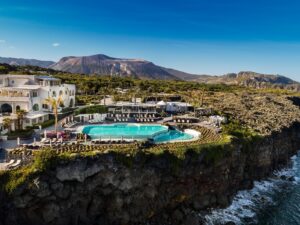 Riapre il Therasia Resort