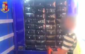 MILANO (ITALPRESS) - Un autotrasportatore spagnolo e' stato arrestato dalla POlizia a Milano dopo...