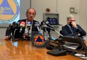 VENEZIA (ITALPRESS) - Mille euro di multa per le persone, anche negative, che violano l'isolamento...