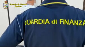 PADOVA (ITALPRESS) - La Guardia di Finanza di Este ha smantellato una frode fiscale transnazionale...