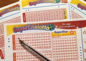 ROMA (ITALPRESS) - Centrato a Sassari un 6 al Superenalotto da 59.472.355,48 euro. La vincita del...