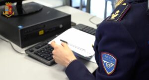 ROMA (ITALPRESS) - Venti minorenni sono stati denunciati dalla polizia postale e delle comunicazioni...