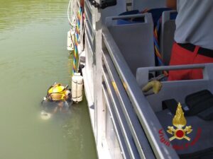 ROMA (ITALPRESS) - Sono stati recuperati dai sommozzatori dei vigili del fuoco i corpi delle due...