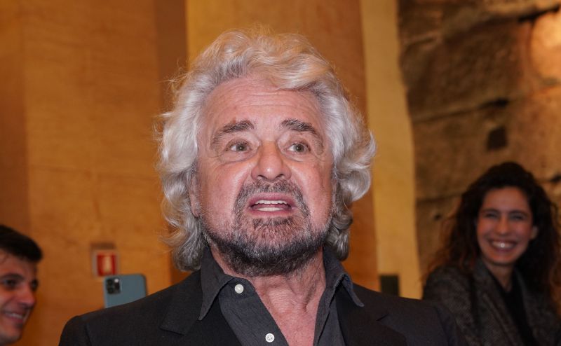 Grillo pubblica sul blog sonetto pro-Raggi “Virgi’, Roma nun te merita”