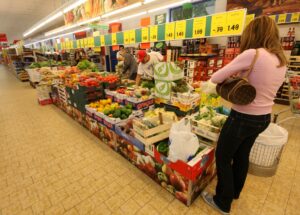 ROMA (ITALPRESS) - A giugno inflazione annua negativa per il secondo mese consecutivo in Italia. A...