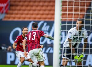 PALERMO (ITALPRESS) - Il Milan batte il Parma, il Napoli pareggia a Bologna e i rossoneri...