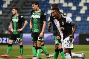 PALERMO (ITALPRESS) - Pari in trasferta per Juve e Lazio contro Sassuolo (3-3) e Udinese (0-0), con...