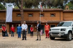 ROMA (ITALPRESS) - Una delle prime Defender arrivate nel nostro mercato ha la livrea della Croce...