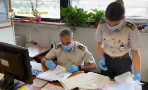 FIRENZE (ITALPRESS) - I militari del Comando provinciale della Guardia di Finanza di Firenze, a...