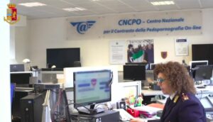 ROMA (ITALPRESS) - Sgominata dalla Polizia Postale una rete di pedofili italiani che su una nota...