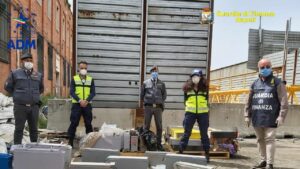 NAPOLI (ITALPRESS) - Sequestrate al porto di Napoli 42 tonnellate di rifiuti speciali diretti in...