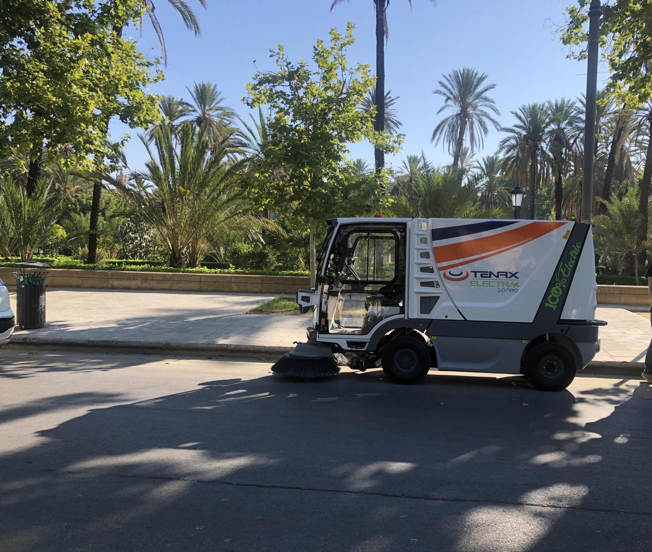Mini spazzatrici elettriche a Palermo in azione nelle aree pedonali